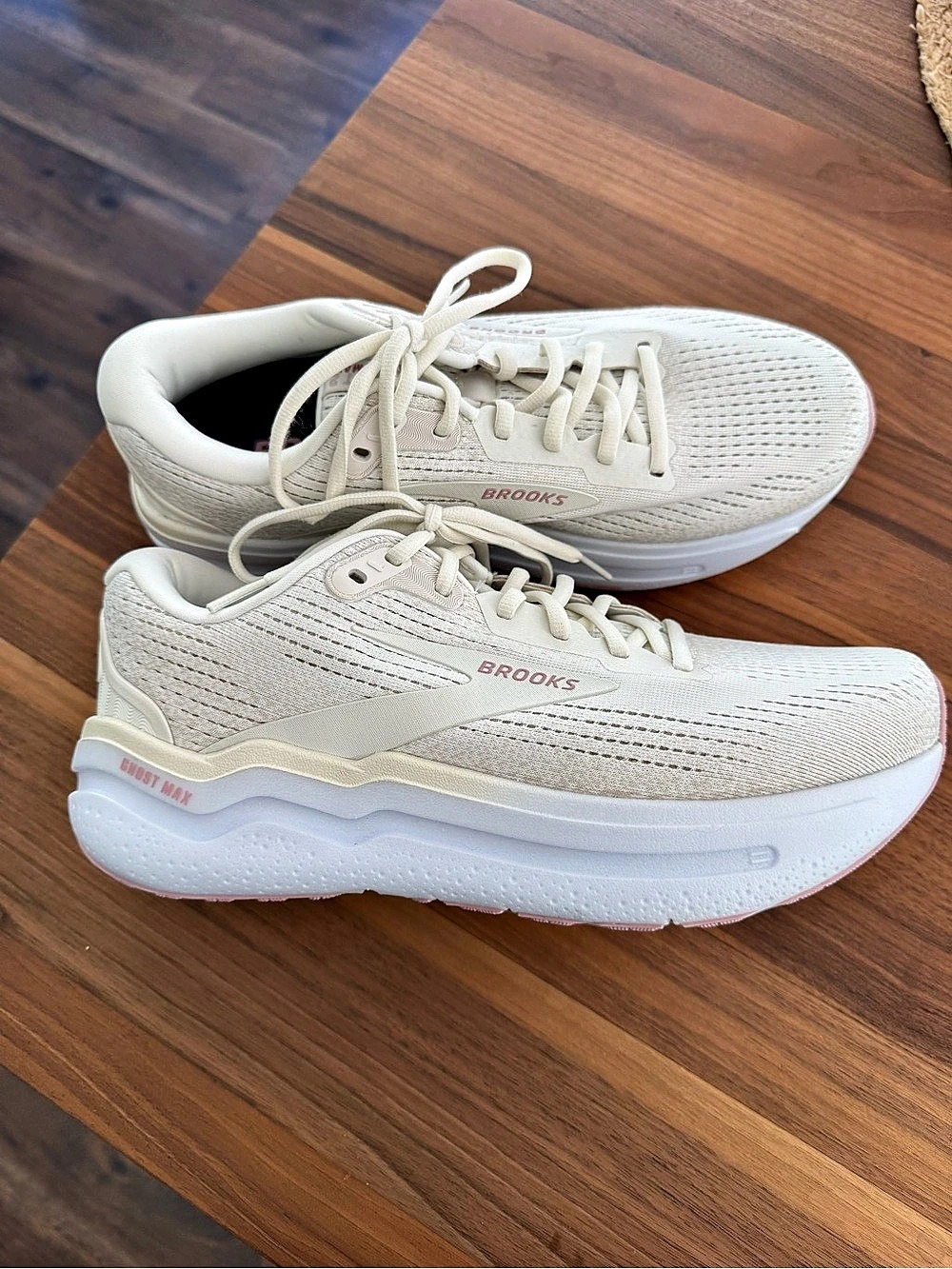Brooks Ghost Max 2 Women's Athletic Shoes White & Pink US 9.5 D (Wide) NWOT